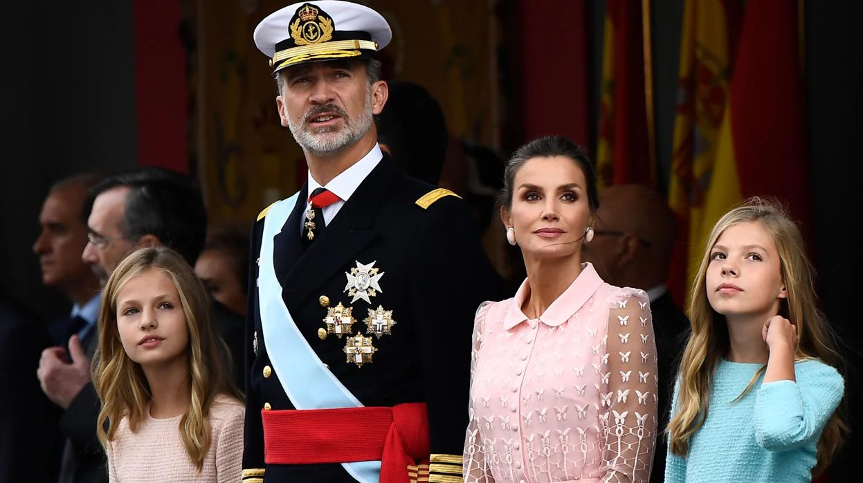 Los Reyes, la Princesa y la Infanta, durante el desfile militar de la Fiesta Nacional