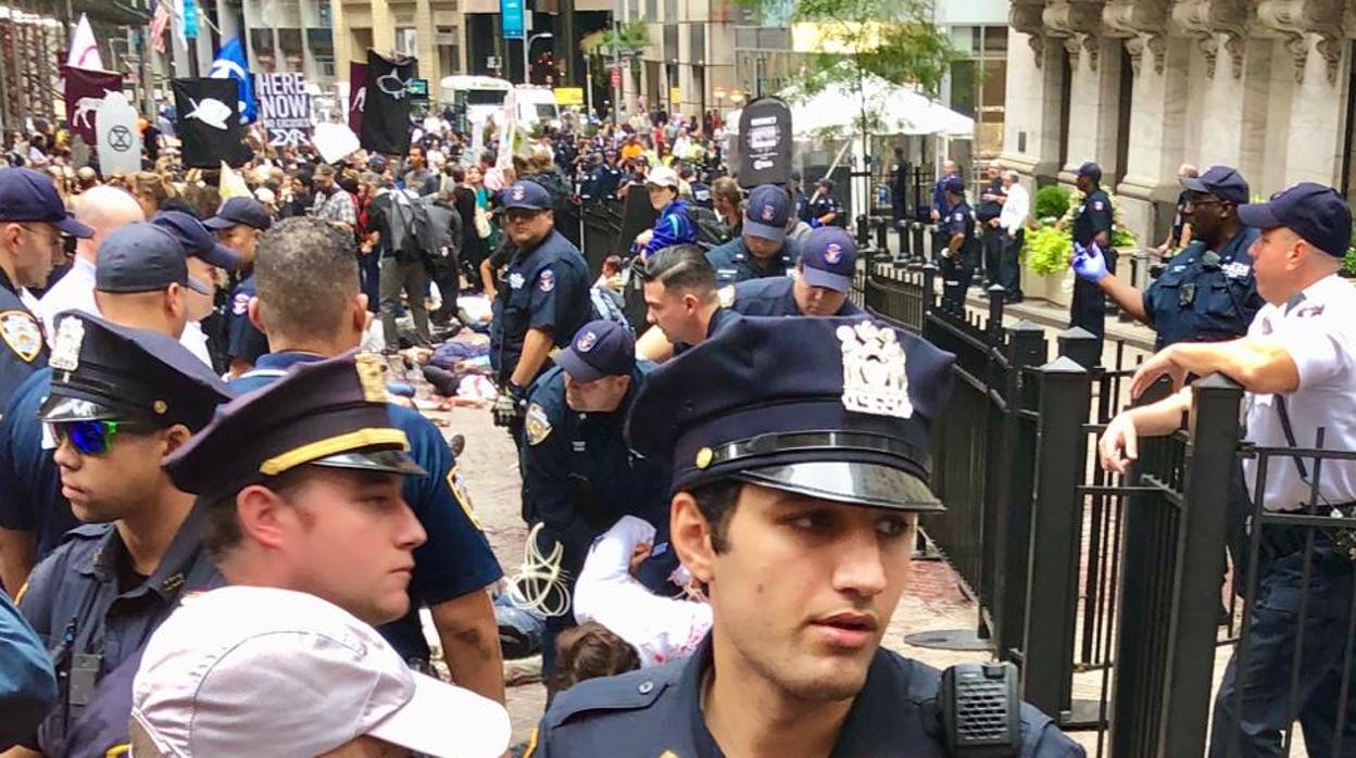 La Policía protege a los manifestantes frente a la Bolsa de Nueva York