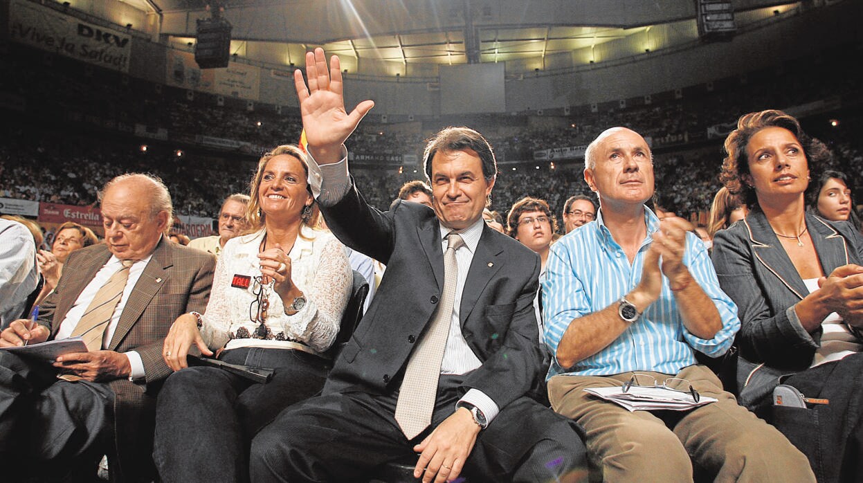 Artur Mas (en el centro de la imagen), durante un mítin de la entonces CiU, en 2006