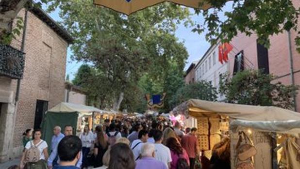 Las rachas de viento dejan un herido grave al caer una columna de luz en el Mercado Cervantino de Alcalá