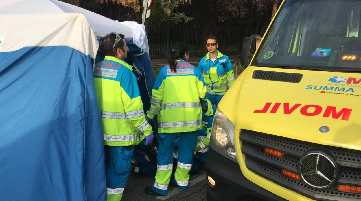 Sanitarios de Emergencias 112 trabajan en el lugar de la reyerta
