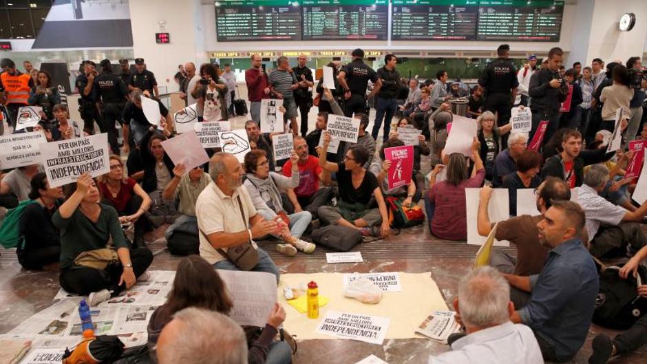 Independentistas ocupan el vestíbulo de la estación de Sants para protestar contra la sentencia