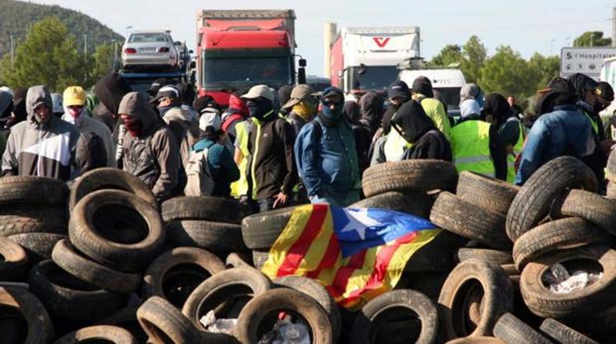 Independentistas catalanes en un corte de carretera