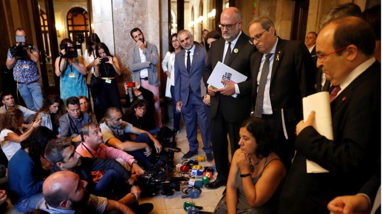 Sentada de profesionales de los medios de comunicación en el Parlament de Cataluña por las agresiones recientes