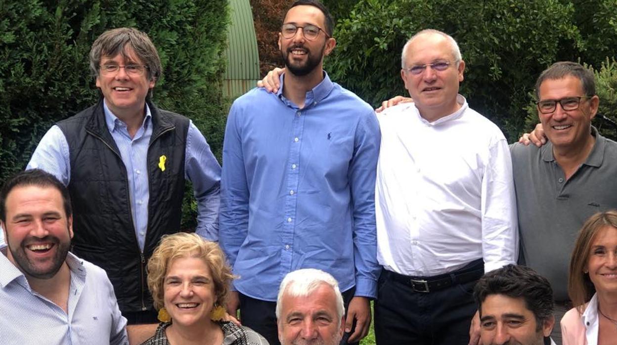 El expresidente de la Generalitat, Carles Puigdemont, con afines independentistas este verano en Bélgica