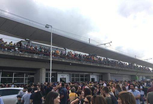 Cientos de manifestantes han accedido a la estación del tren convencional en Gerona