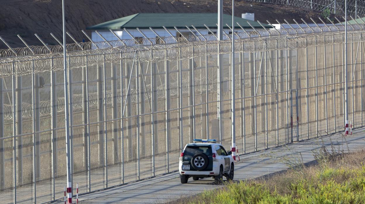 Marruecos concluye su valla de concertinas para dejar que Interior retire las de Ceuta