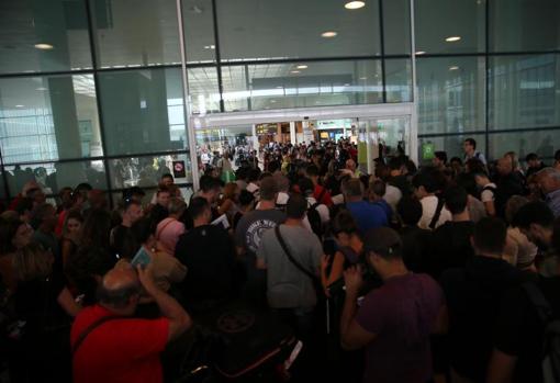 El aeropuerto de El Prat, colapsado esta tarde