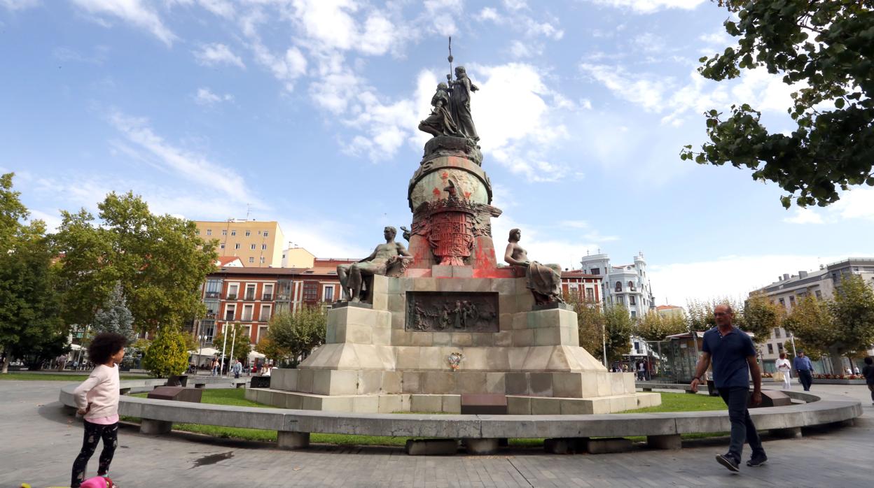 Estado en el que ha quedado el Monumento a Colón de Valladolid una vez limpiada la piedra