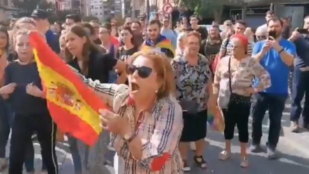 Detenido el independentista que agredió a una mujer por llevar una bandera española en Tarragona