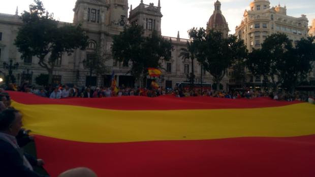 Despliegan una bandera de España gigante en Valencia contra las protestas proindependentistas