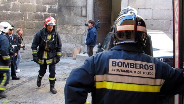 Los bomberos rescatan a un anciano de 93 años que se había caído en su casa en Santa Bárbara