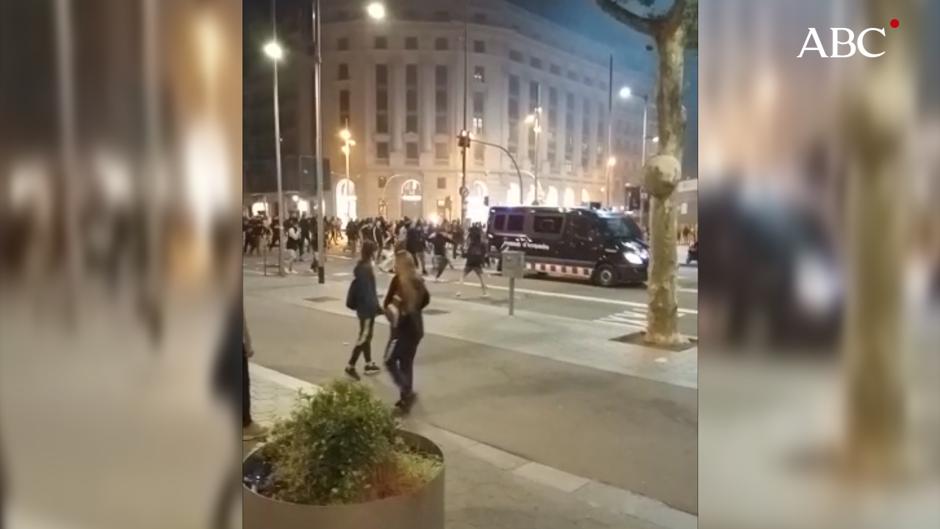 Un grupo de radicales ataca un furgón policial durante las protestas en Cataluña