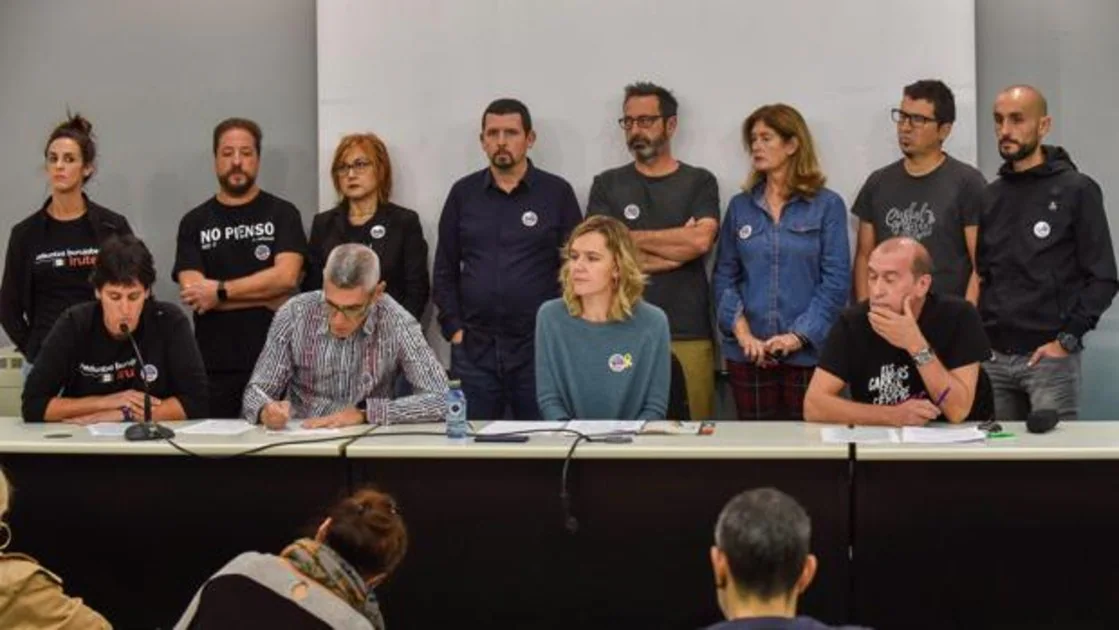 La representantes de los sindicatos ELA, Miren Zubizarreta, (cd) junto a miembros de LAB, Steilas y CC.OO.