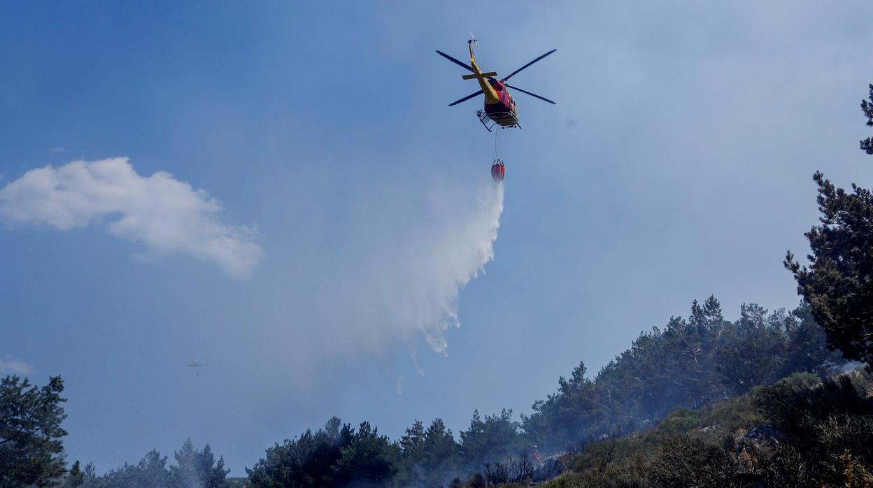 Uno de los operativos que trabajaron el pasado verano en el incendio de La Granja, que afectó a ambas autonomías