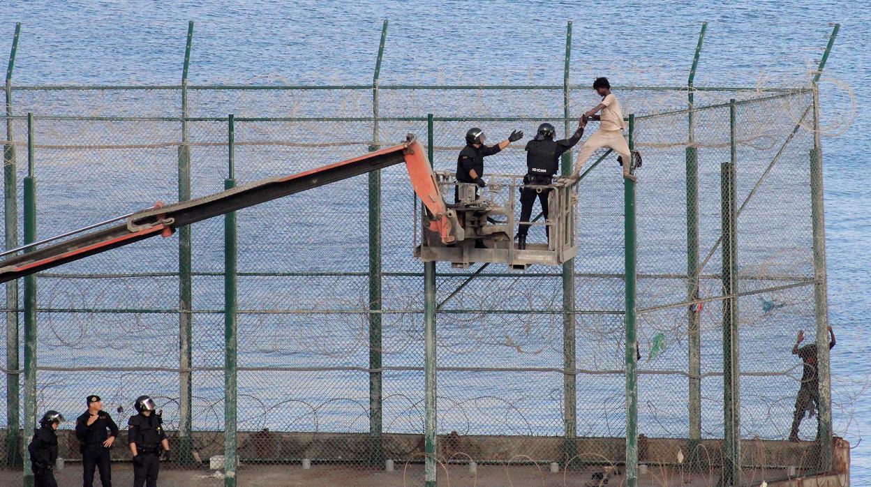 Primera condena a inmigrantes por organizar un salto masivo a la valla de Ceuta