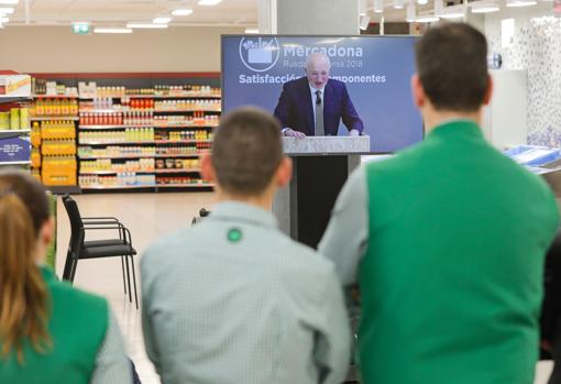 Un grupo de empleados de Mercadona escucha a Juan Roig en la última presentación de resultados de Mercadona