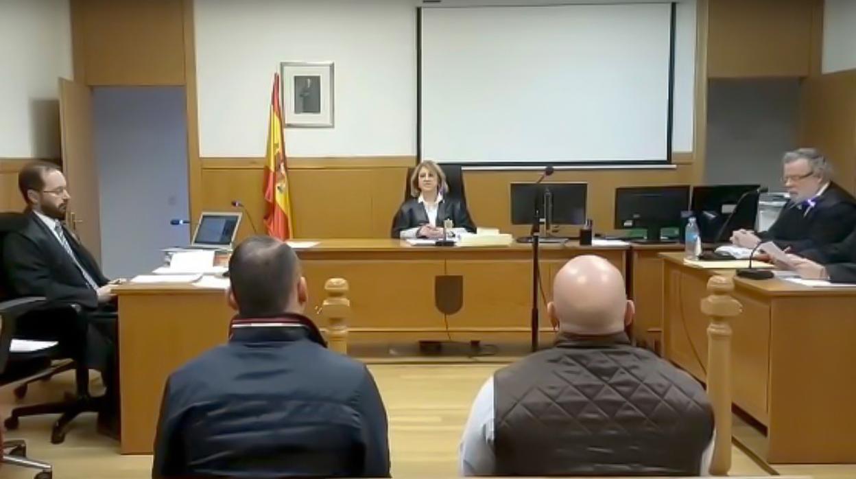 Los dos agentes, durante el juicio