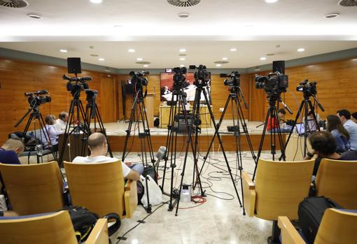 Medios de comunicación siguiendo el juicio desde una sala anexa, al estar prohibido captar imágenes del juicio con jurado popular