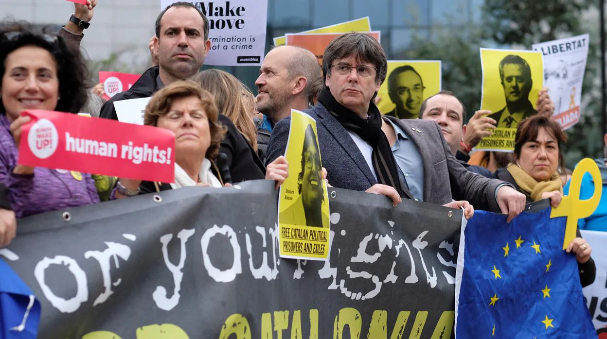 El fugado Puigdemont, en una manifestación denostando la imagen de España
