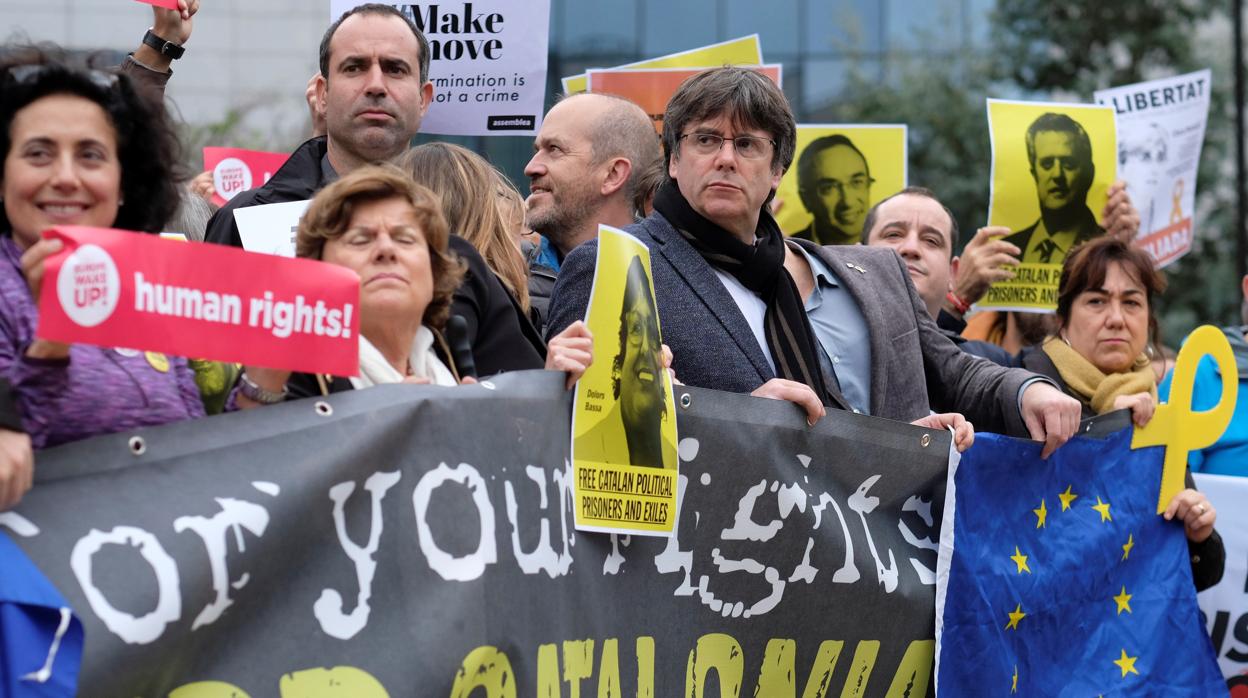 El fugado Puigdemont, en una manifestación denostando la imagen de España