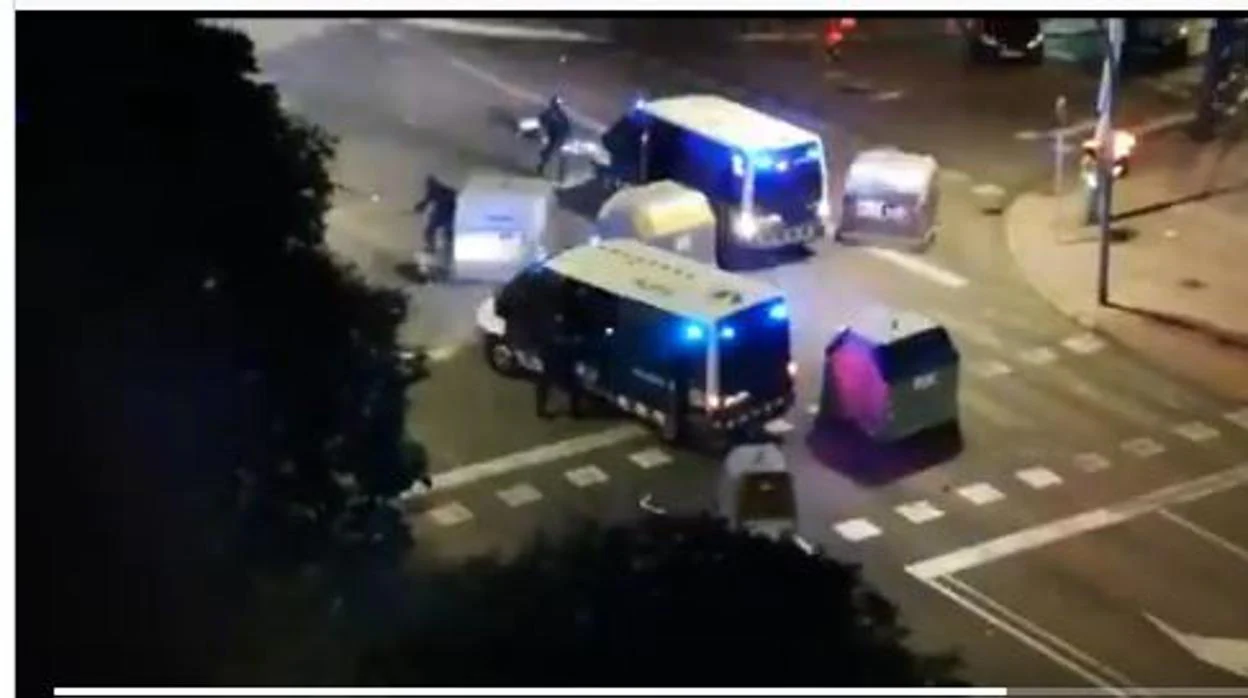 Un furgón de Mossos en Tarragona atropella a dos personas al dispersar la manifestación