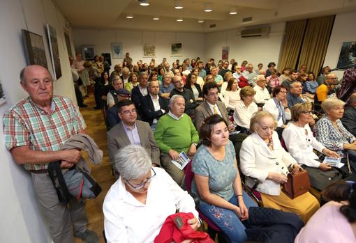 La sala de actos se quedó pequeña