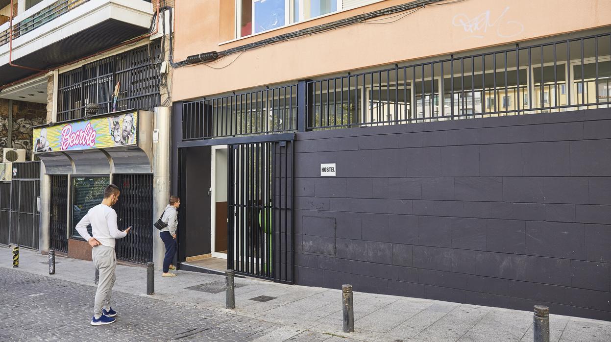 Entrada del hostal de Chueca donde se produjo la agresión