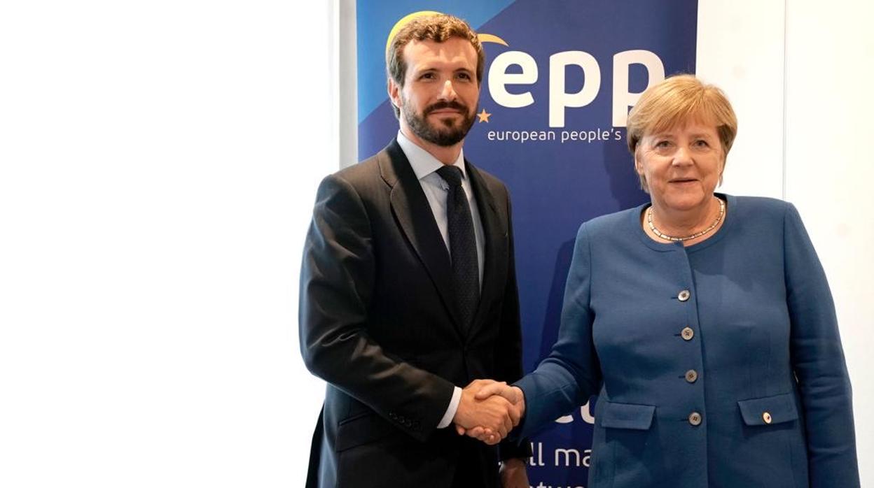 Pablo Casado y Angela Merkel, hoy en Bruselas