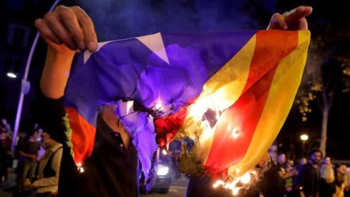 Un manifestante quema una bandera independentista, esta noche