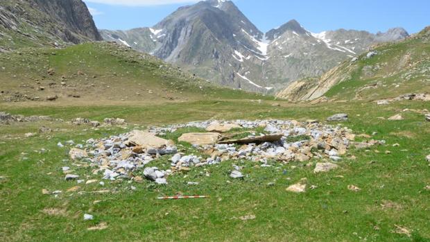 Hallan en una cima del Pirineo dos tumbas de más de 5.000 años de antigüedad