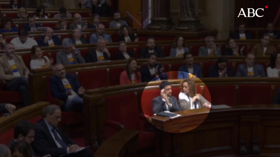 Un consejero de Torra aplaude el discurso de Roldán y rectifica tras un codazo de otra consejera