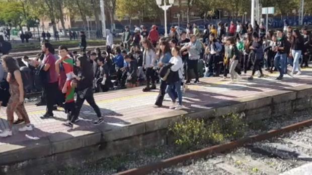 Un centenar de jóvenes corta las vías del tren en Vitoria en apoyo al proceso independentista