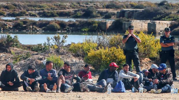 Un centenar de inmigrantes llega en patera a las costas de Cádiz