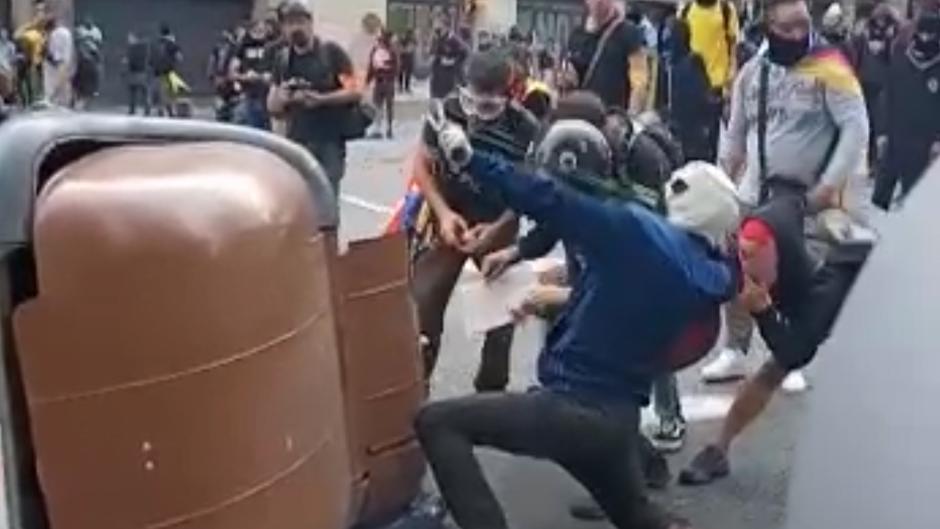 Los radicales preparan otra noche de tensión quemando contenedores para las barricadas