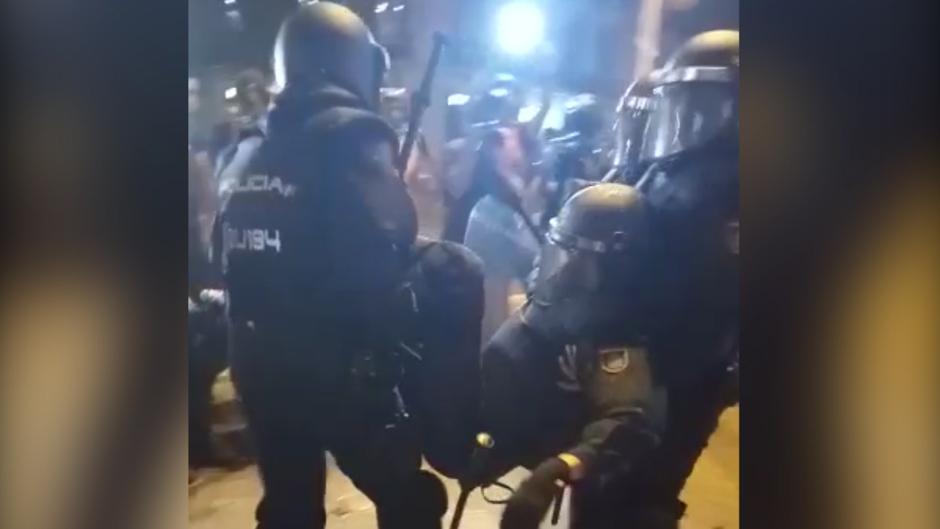 Al menos dos agentes de la Policía Nacional, heridos en los altercados de Barcelona