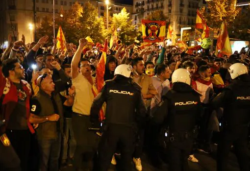 Las concentraciones coincidieron en la céntrica Plaza de España de la capital aragonesa