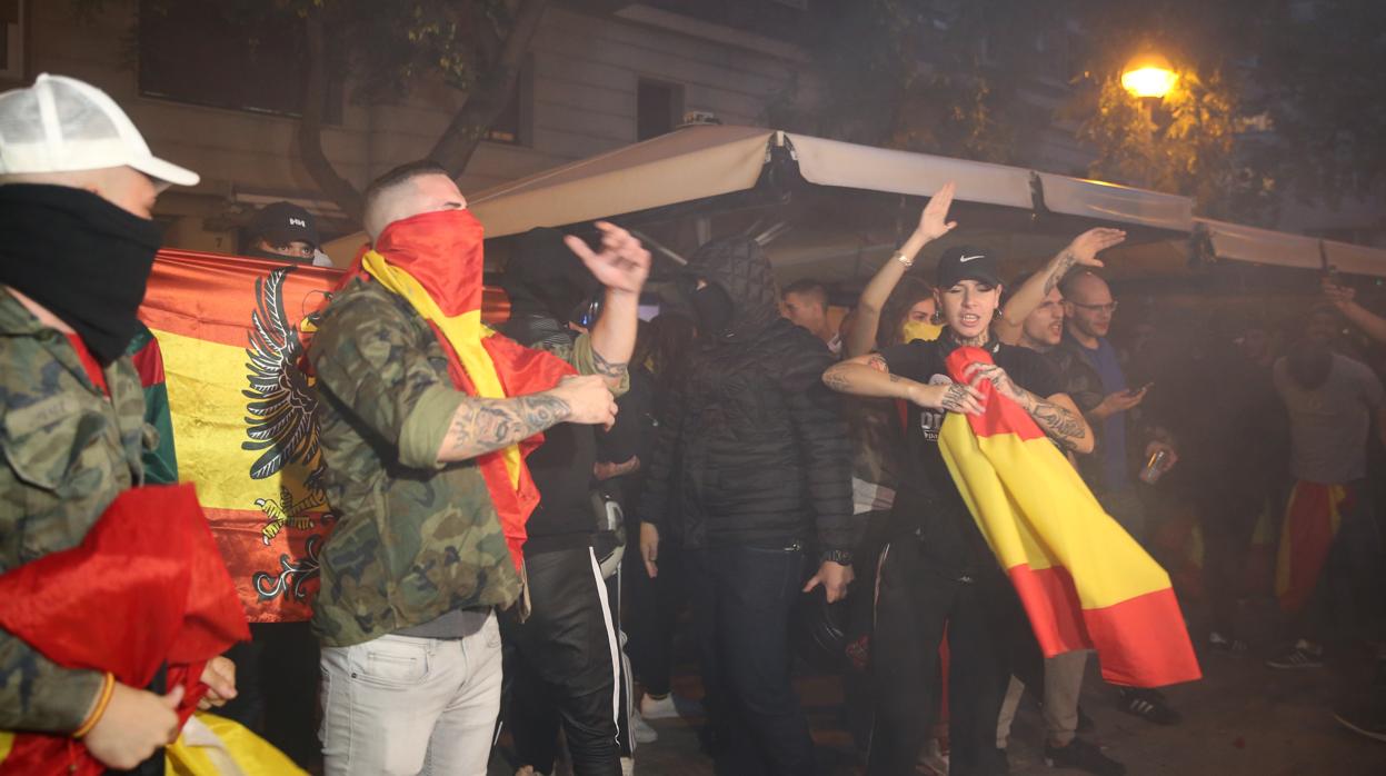 Manifestantes de ultraderecha en la plaza Artós, anoche en Barcelona