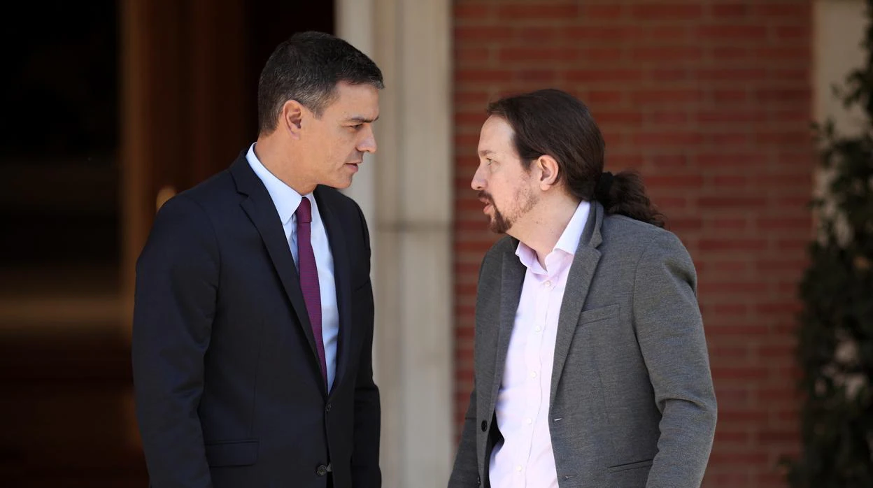 El presidente del Gobierno en funciones, Pedro Sánchez y el secretario general de Podemos, Pablo Iglesias, momentos antes de su reunión en La Moncloa, para analizar la situación en Cataluña
