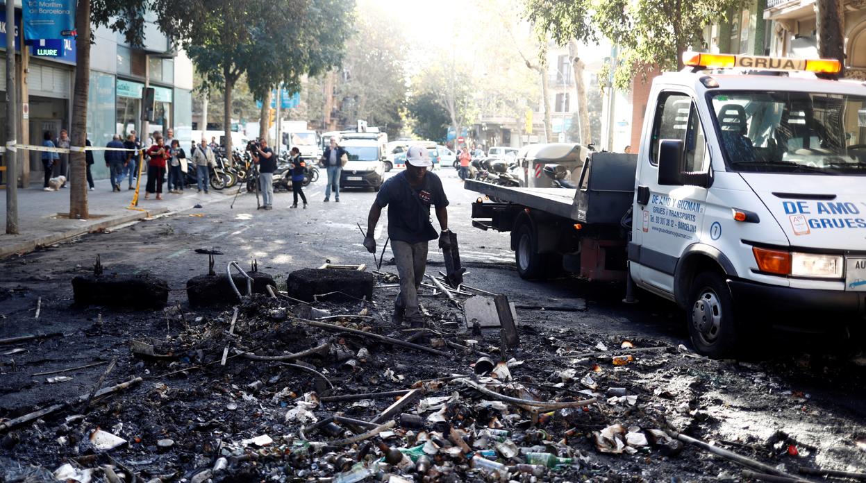 Operarios de limpieza en la calle Roger de Flor, ayer por la mañana
