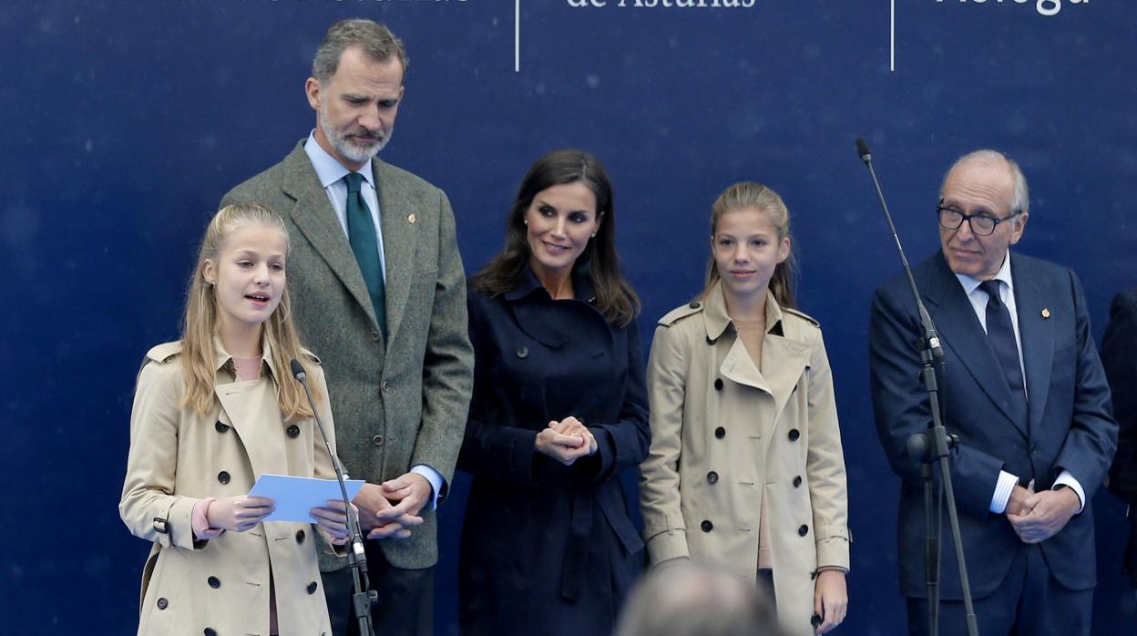 El rey Felipe VI (2i), las princesa Leonor (i) y Sofía (2d), y la reina Letizia (c), durante su visita a Asiegu, una pequeña aldea del concejo de Cabrales