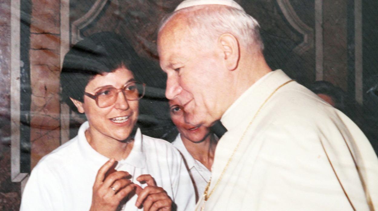 La misionera beatificada Esther Paniagua junto a Juan Pablo II en una imagen de archivo