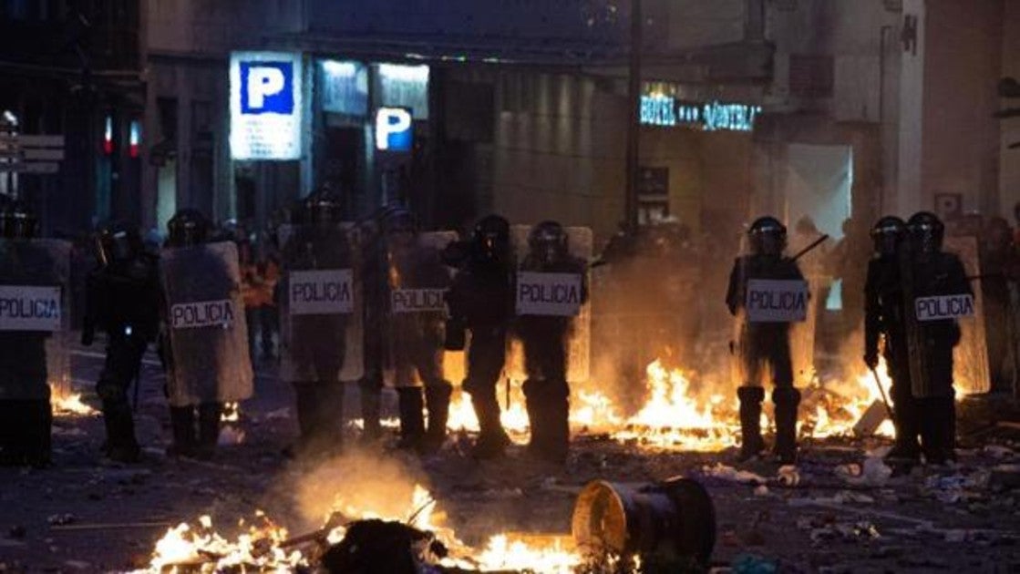 Agentes policiales, durante la actuación policial de anoche