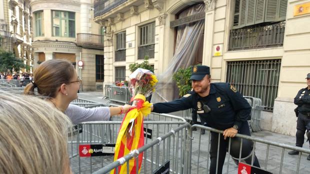 «¡Viva la Policía Nacional!» Varias personas se congregan en Barcelona en apoyo de los agentes