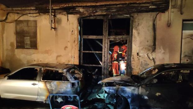 «Ahí te quedas y te dejo el coche ardiendo»: detenido por ocasionar un incendio para vengarse de su pareja