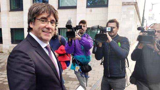 Puigdemont pasa 24 horas detenido tras entregarse a la Policía