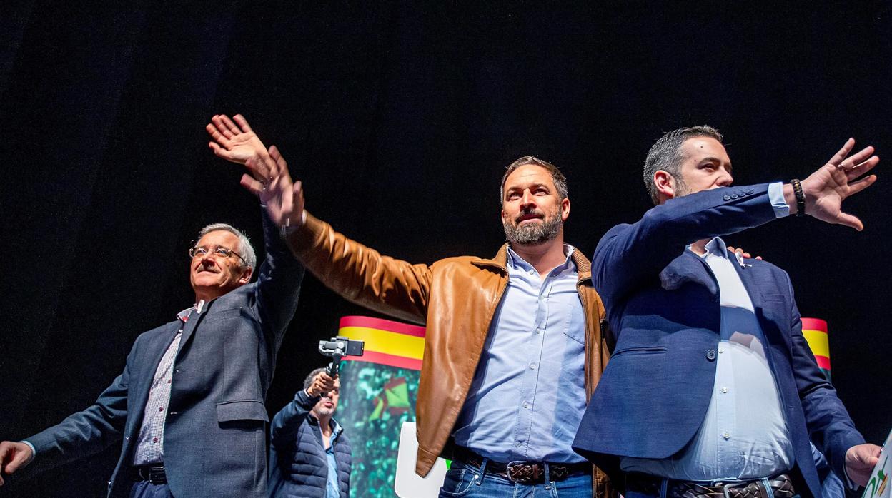 Santiago Abascal, junto a José Antonio Ortega Lara y Javier Martínez, en el acto celebrado ayer en Burgos