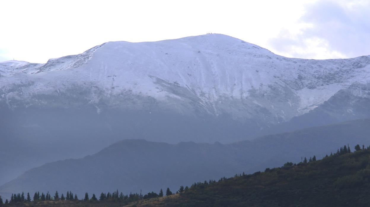 Primera nevada del otoño en las montañas del Bierzo