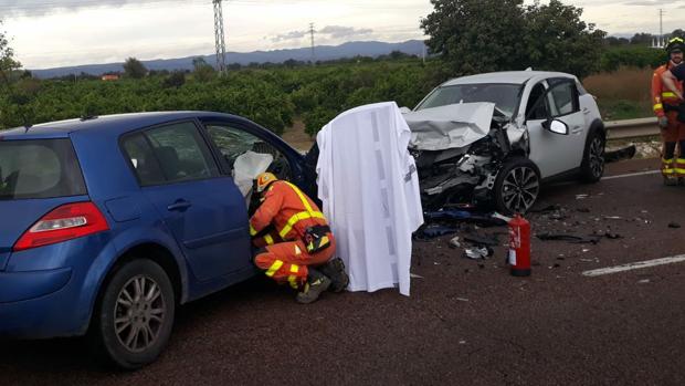 Un muerto y dos heridos en una colisión frontal entre dos coches en Carcaixent