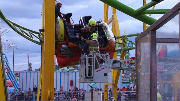 Rescatadas nueve personas en Zaragoza tras quedarse colgadas en una montaña rusa